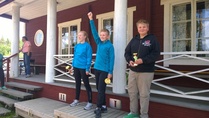 50 m kiväärin 14T -sarjan palkitut ( Viivi 2., Arttu 1. ja Matti 3.).
