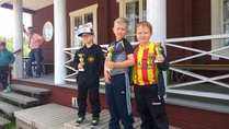 50 m kiväärin 10T -sarjan palkitut (Eemil 2., Elias 1. ja Samu 3.).