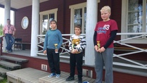 50 m kiväärin 12T -sarjan palkitut (Rasmus 2., Vertti 1. ja Otto 3.).